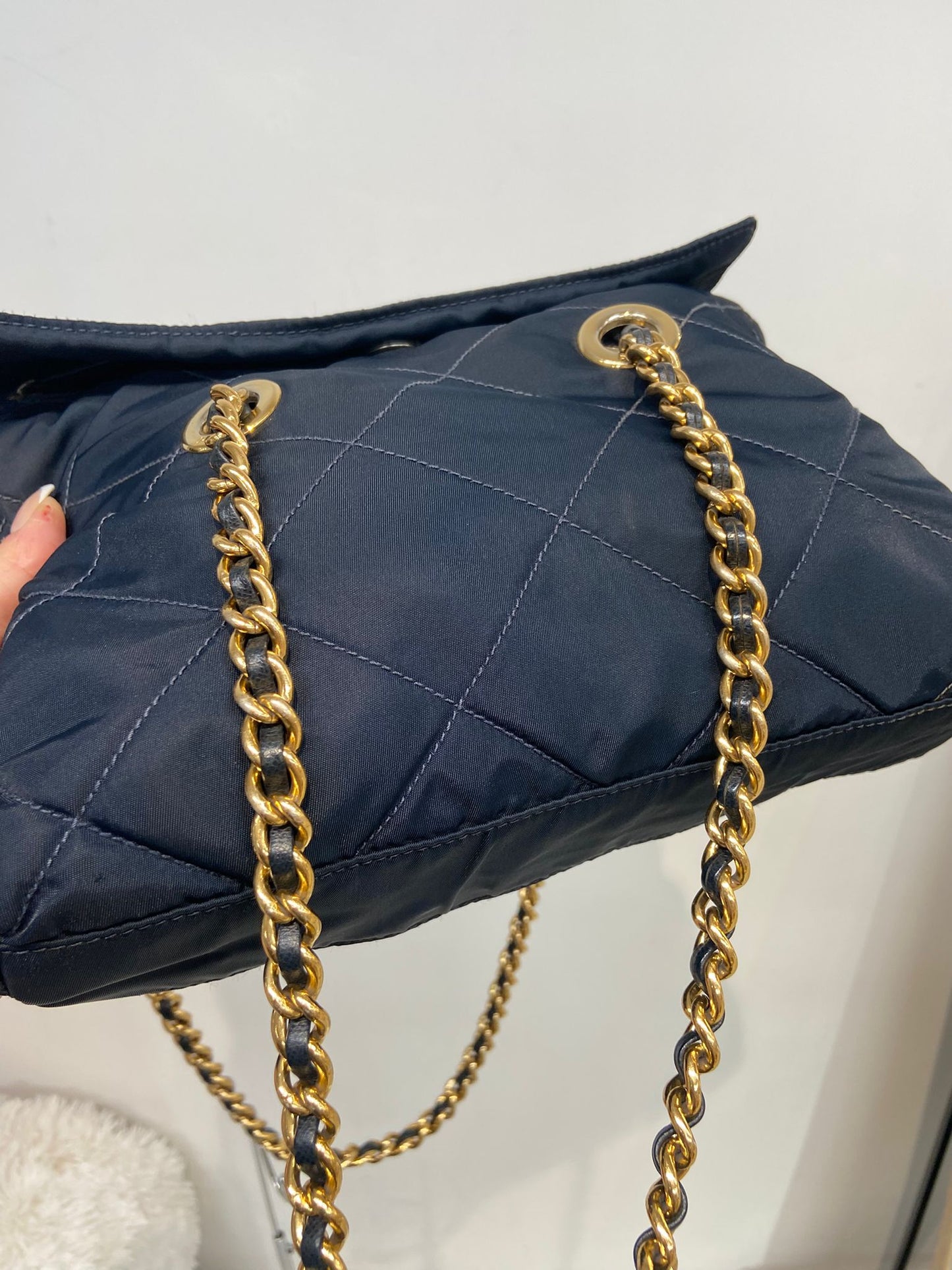 Prada 深藍色降落傘鏈條包