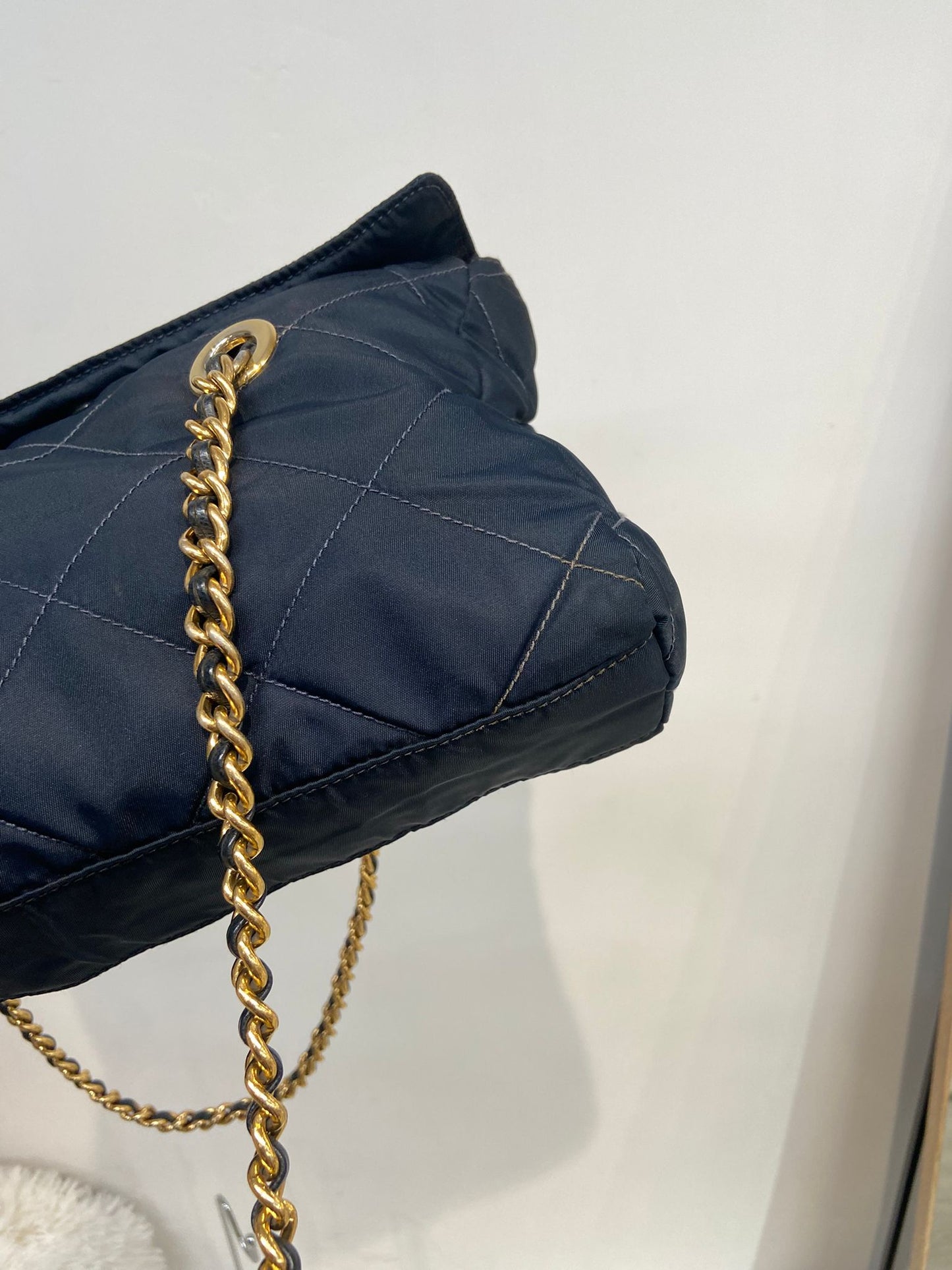 Prada 深藍色降落傘鏈條包