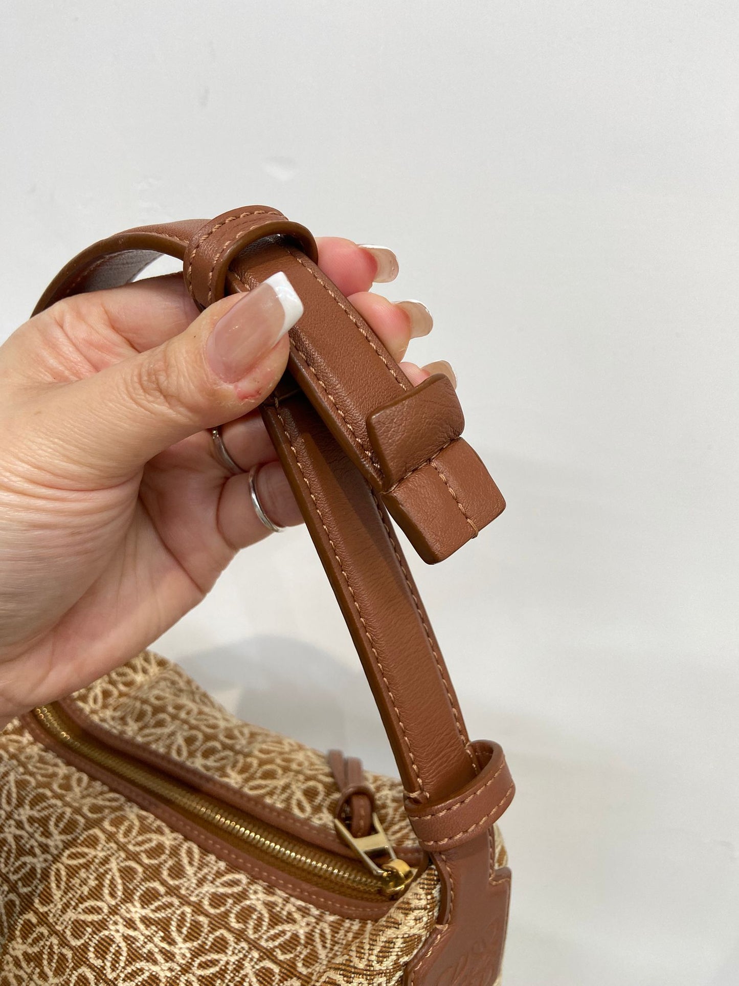 Loewe anal cubi飯盒包