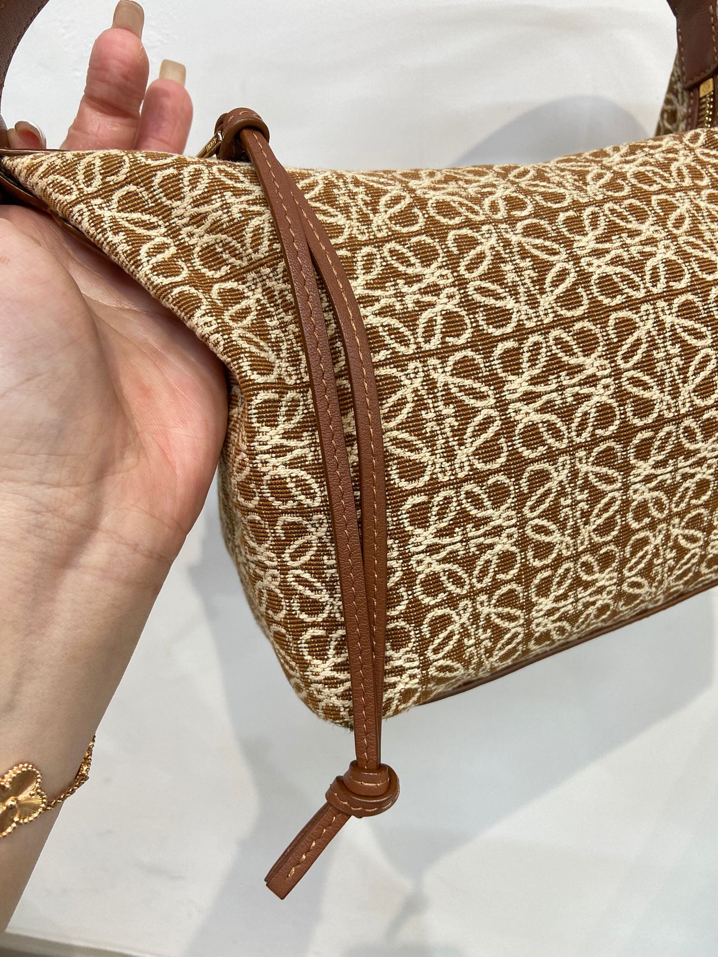 Loewe anal cubi飯盒包
