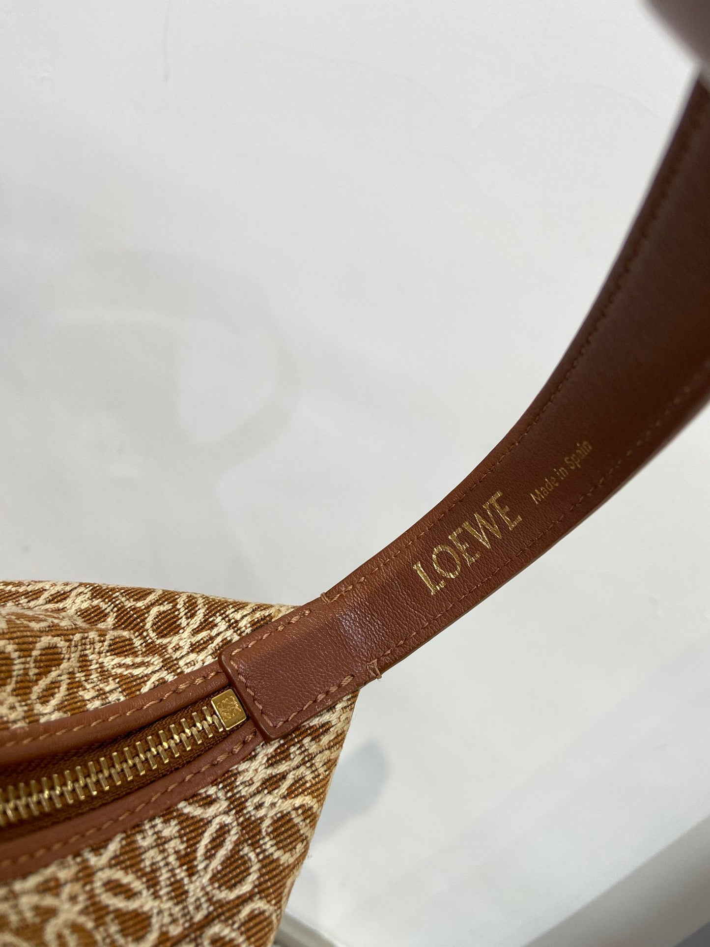 Loewe anal cubi飯盒包