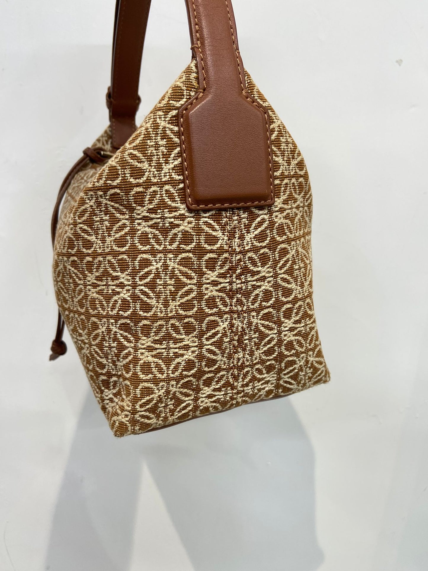 Loewe anal cubi飯盒包