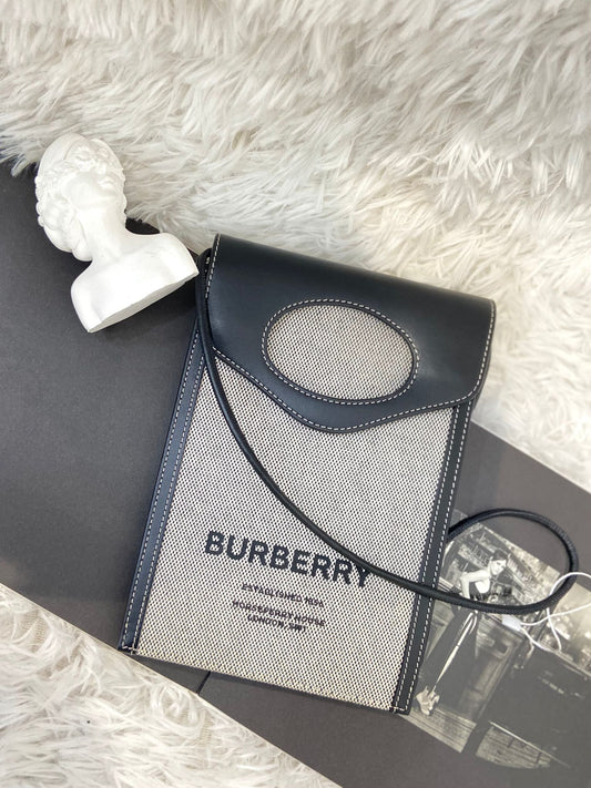 Burberry 帆布拼黑斜孭袋