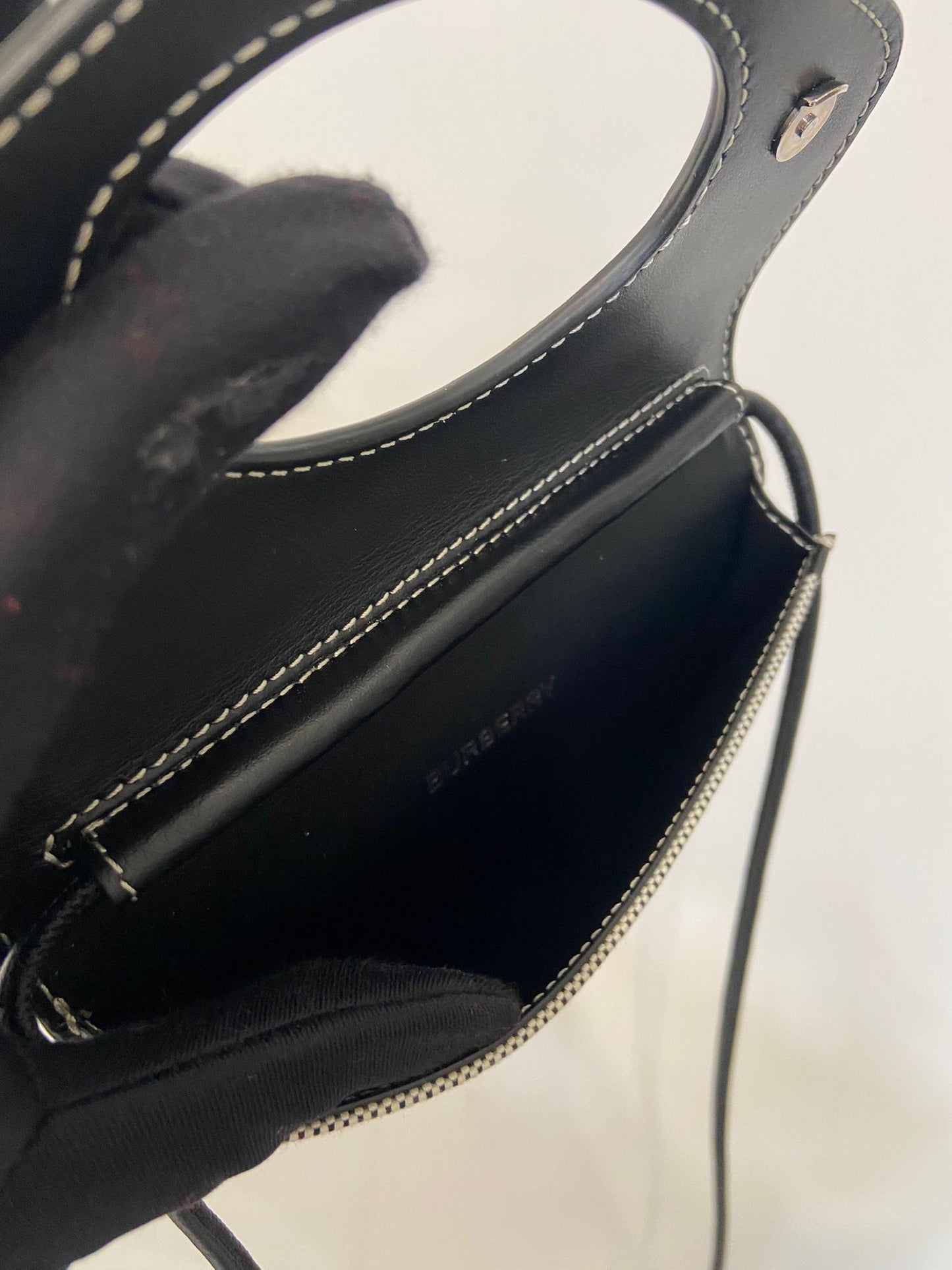 Burberry 帆布拼黑斜孭袋
