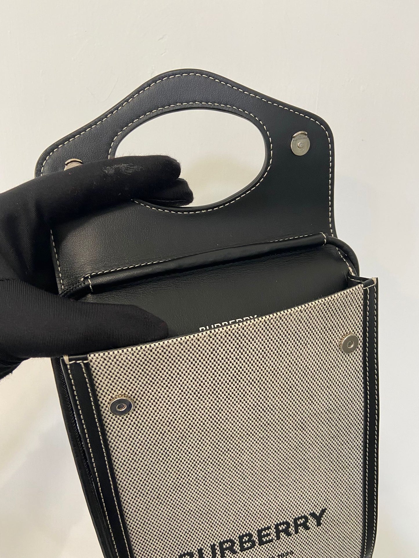 Burberry 帆布拼黑斜孭袋