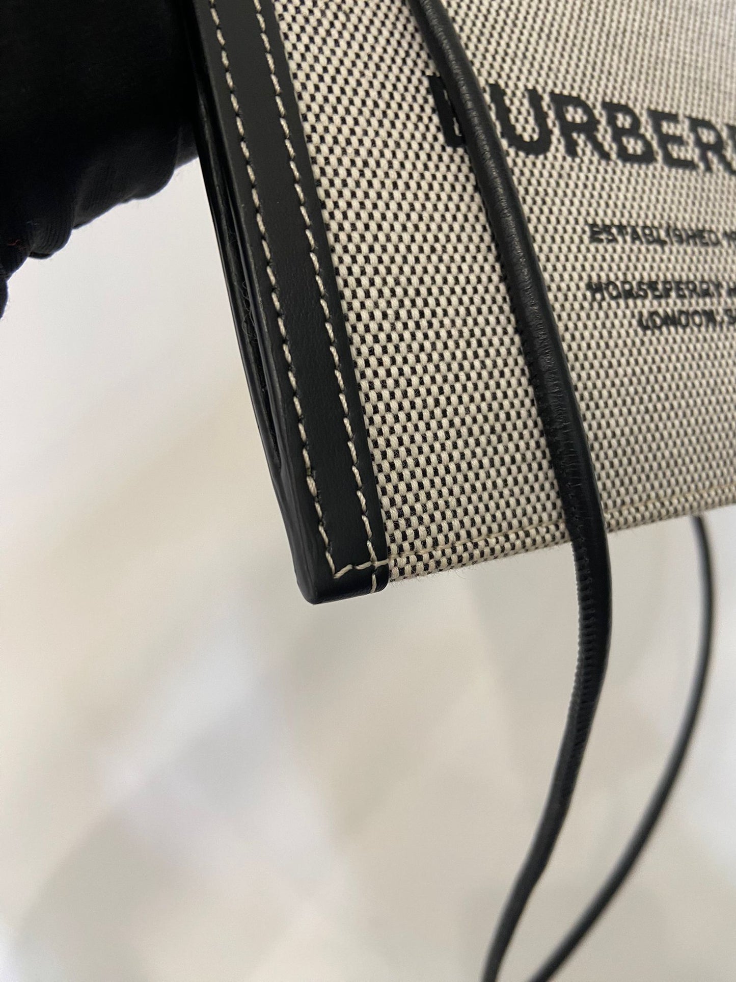 Burberry 帆布拼黑斜孭袋