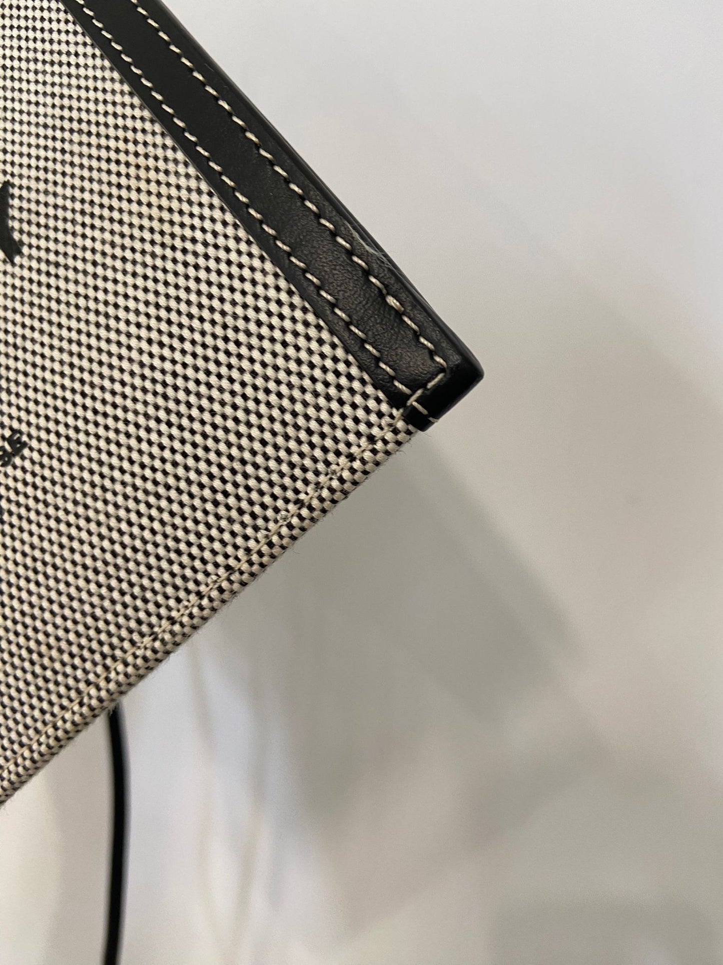 Burberry 帆布拼黑斜孭袋