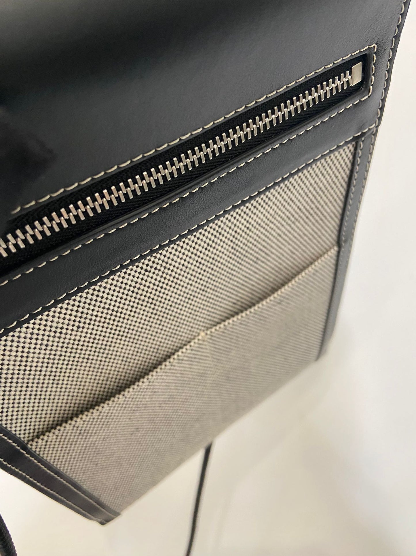 Burberry 帆布拼黑斜孭袋