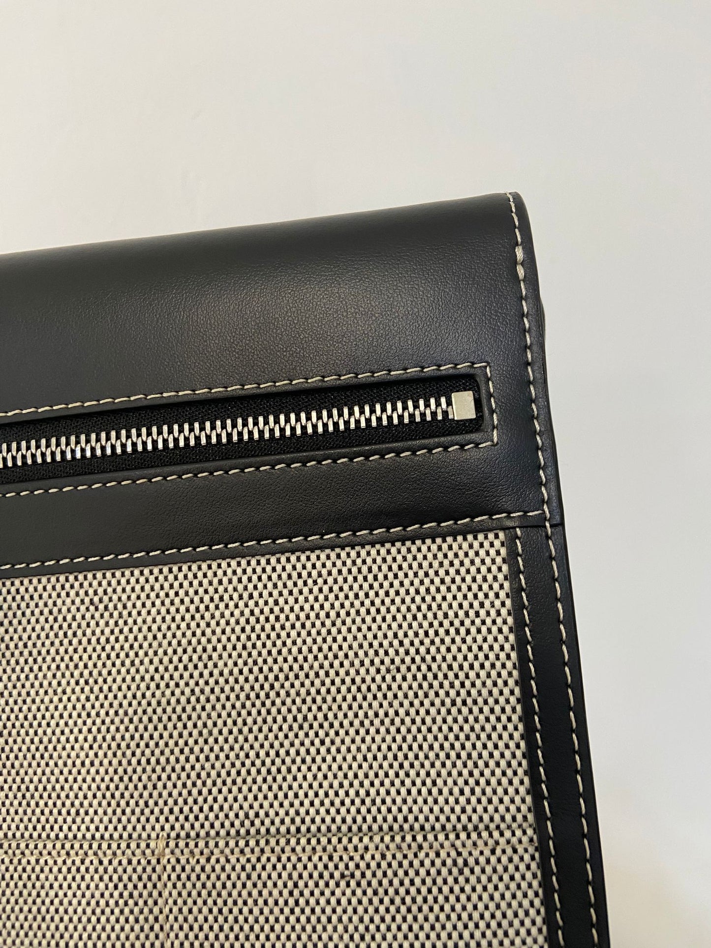 Burberry 帆布拼黑斜孭袋