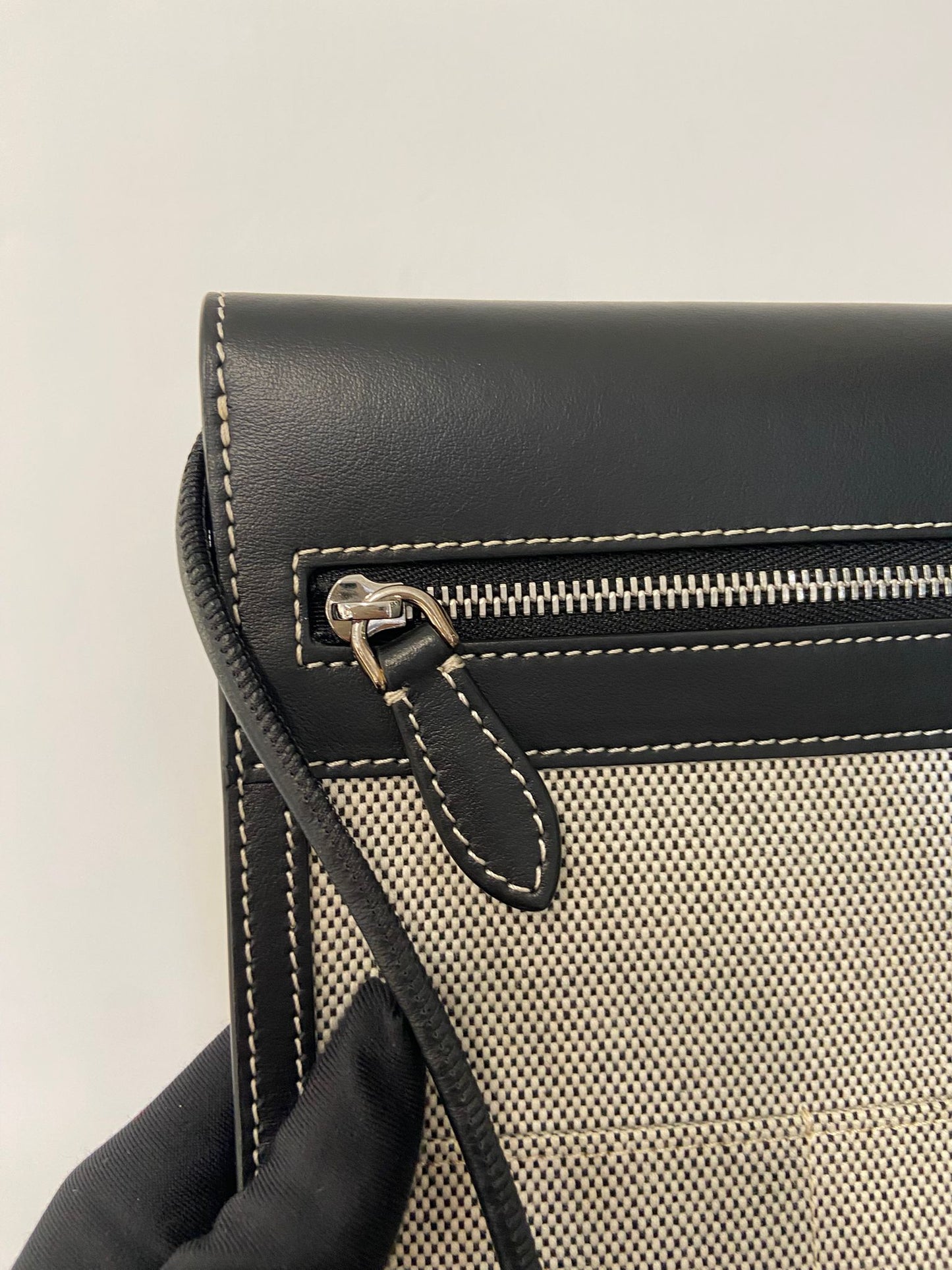 Burberry 帆布拼黑斜孭袋