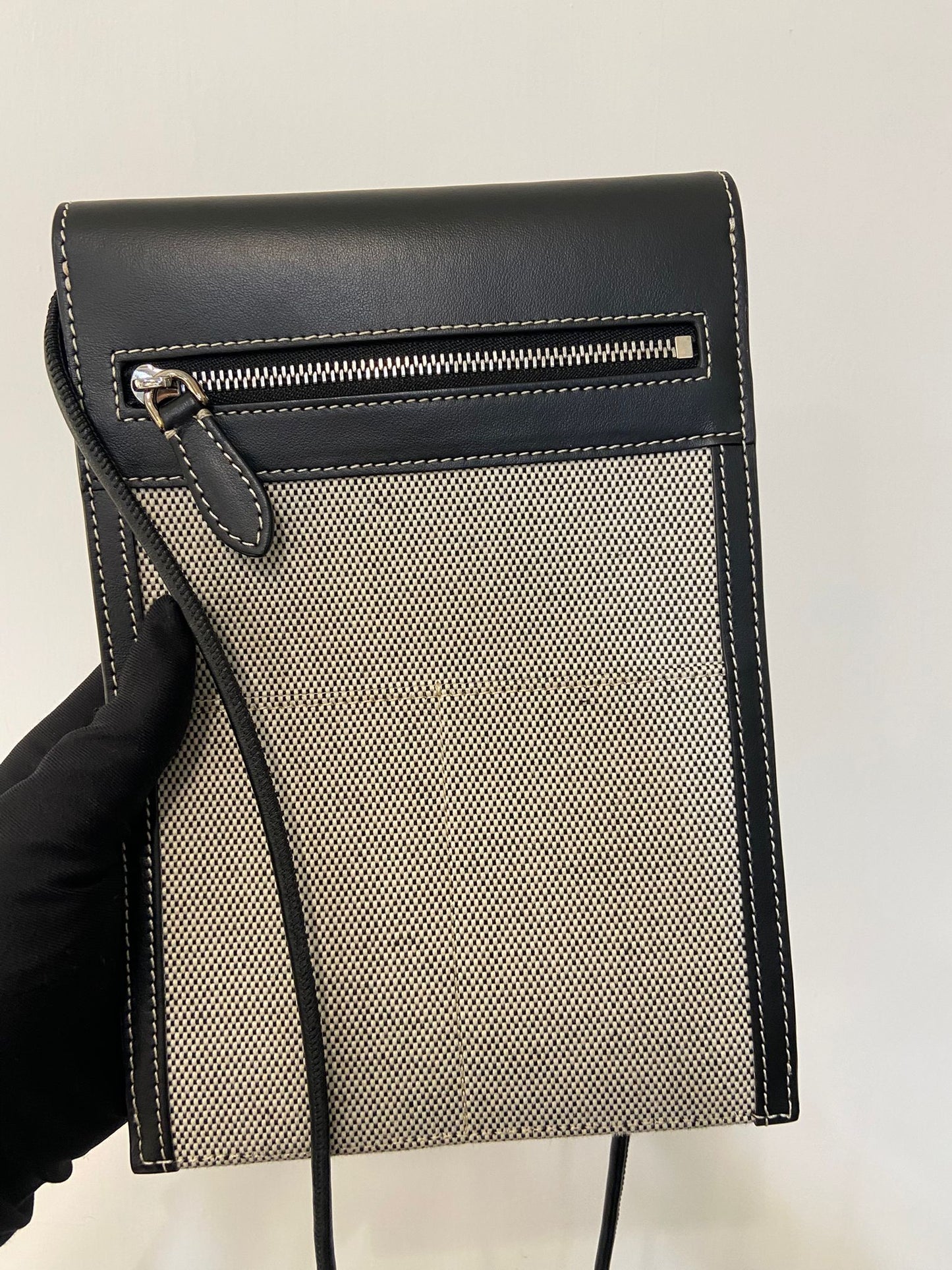 Burberry 帆布拼黑斜孭袋