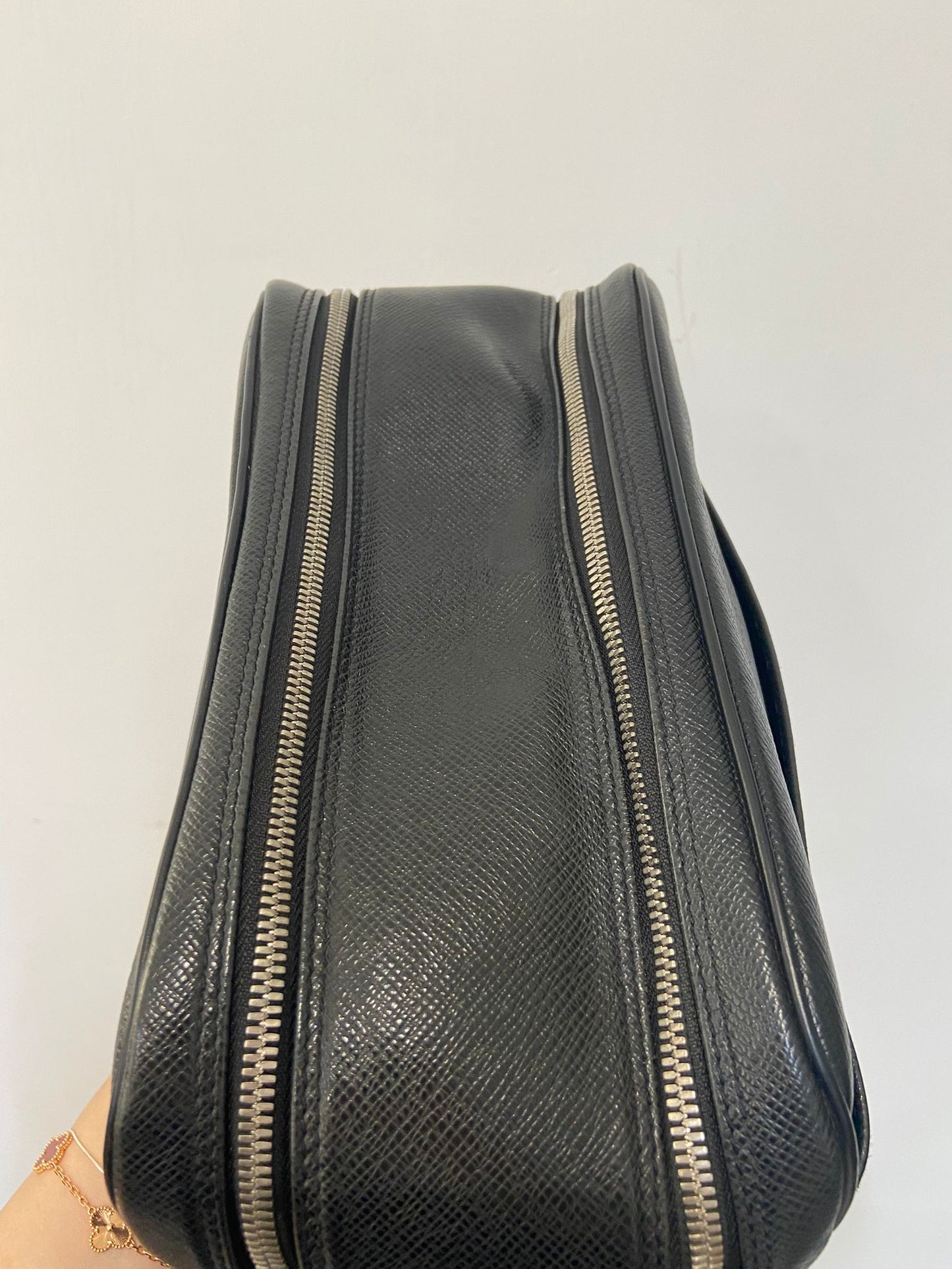 LV黑色全皮記者袋