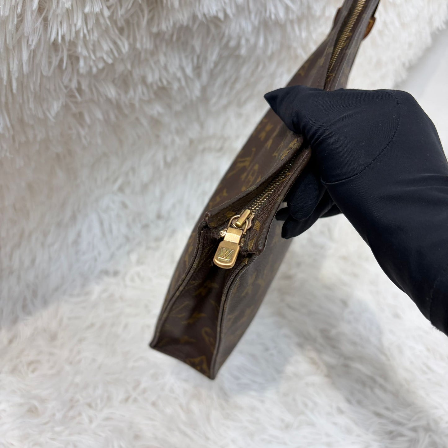 LV Poche Toilette 26