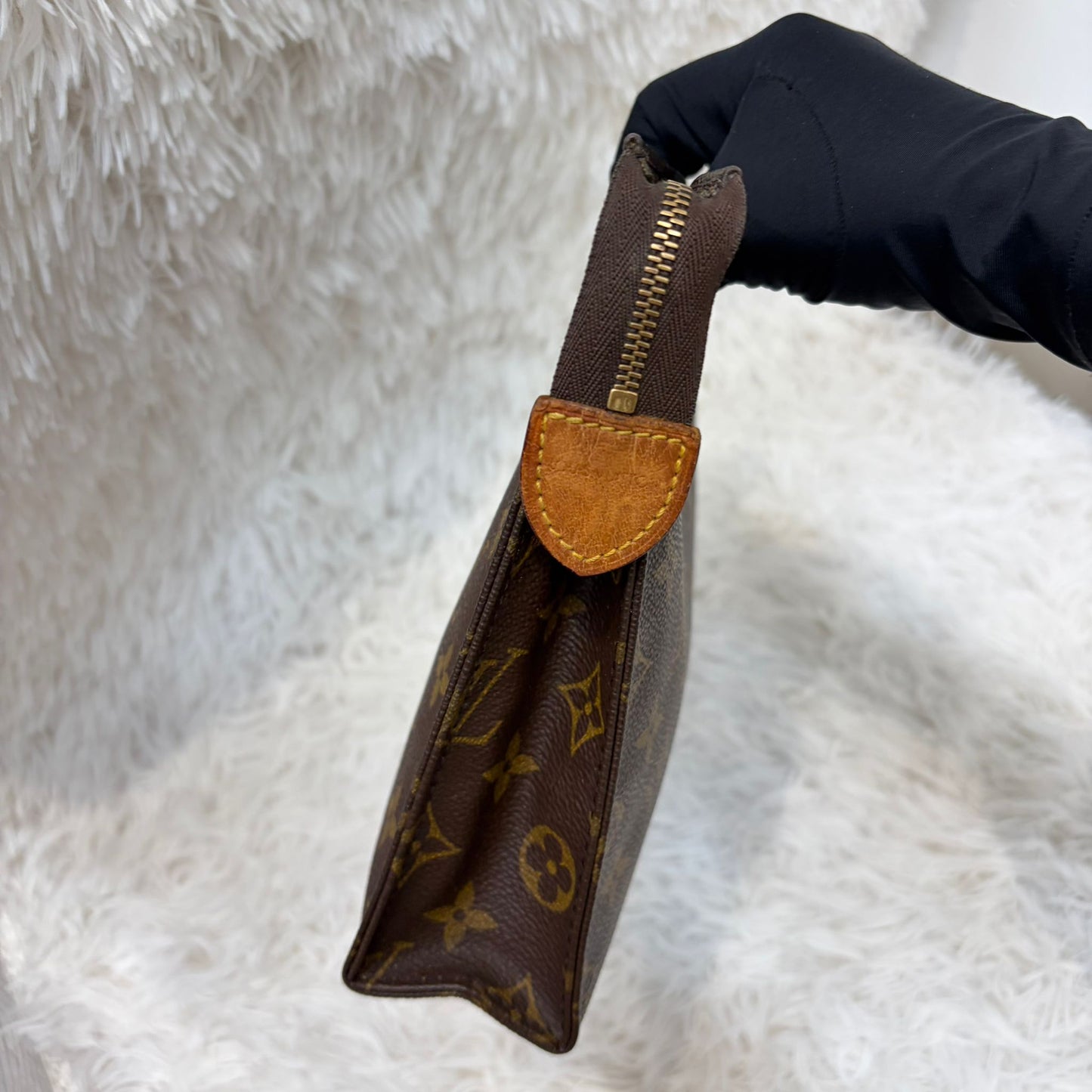 LV Poche Toilette 26