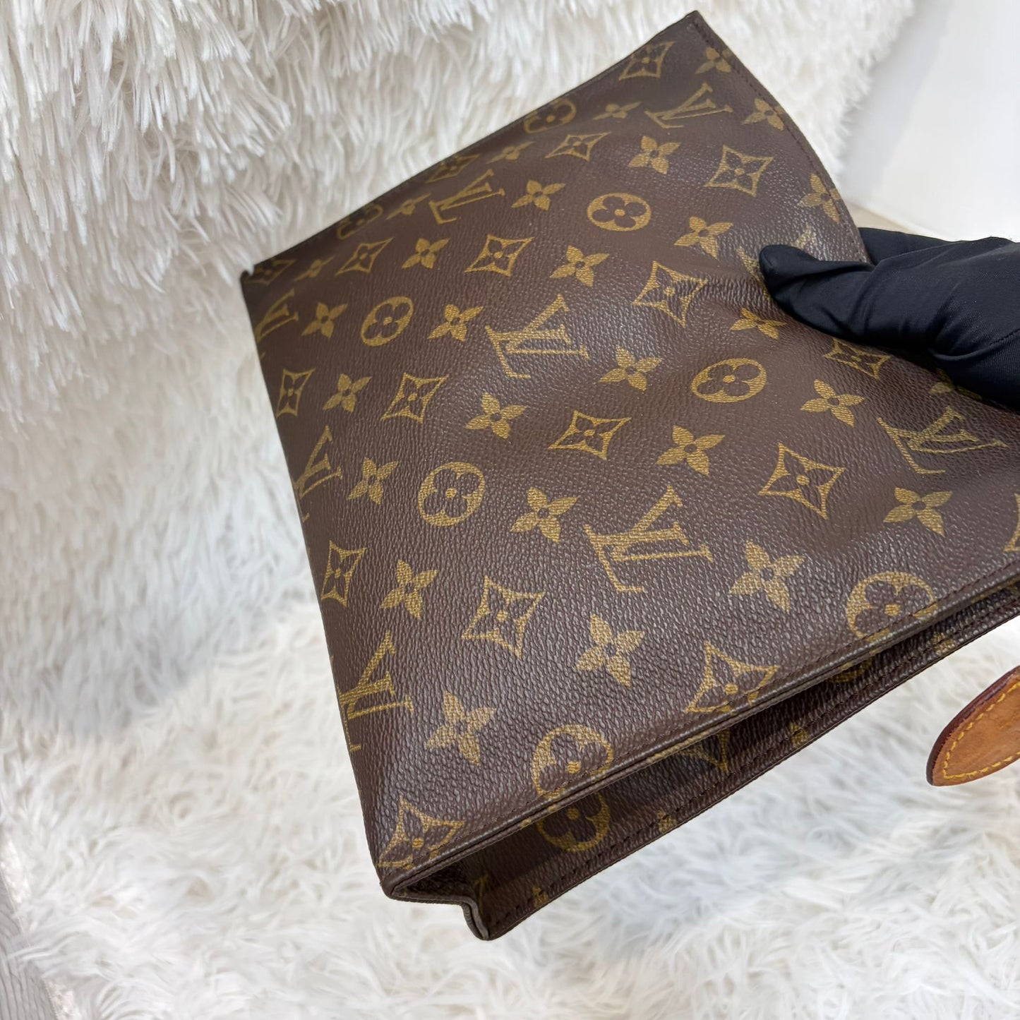 LV Poche Toilette 26