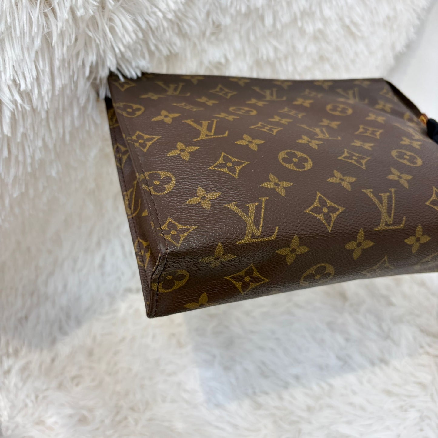 LV Poche Toilette 26