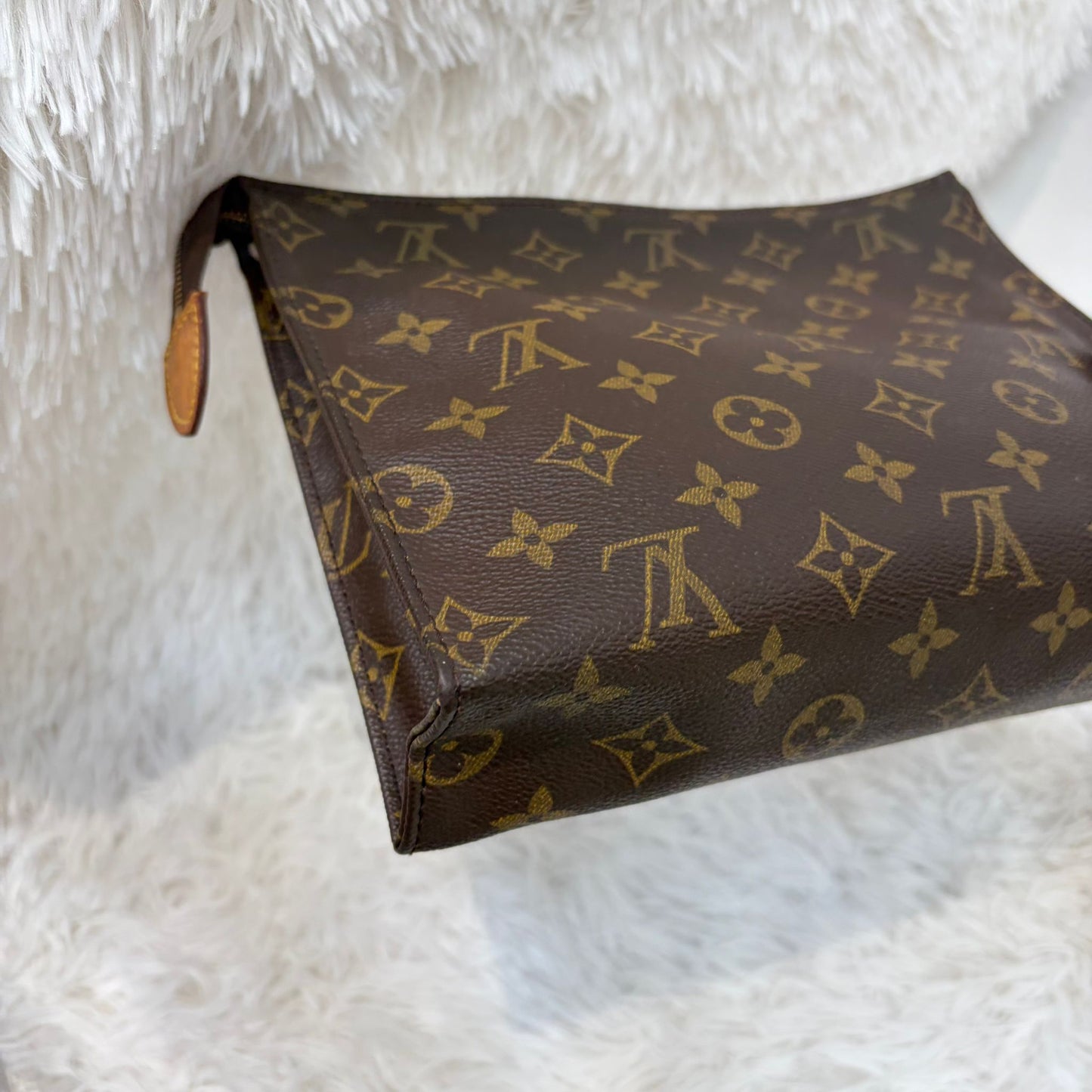 LV Poche Toilette 26