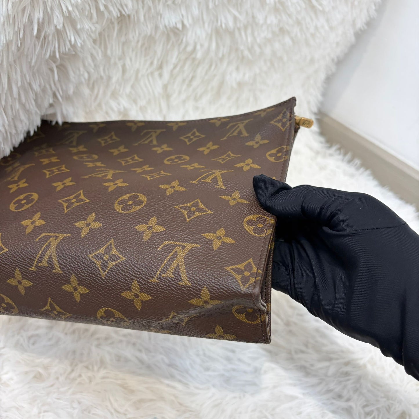 LV Poche Toilette 26