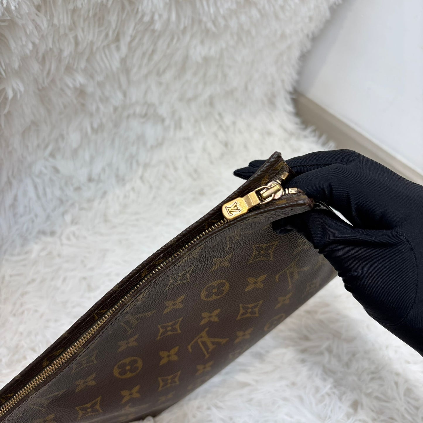 LV Poche Toilette 26