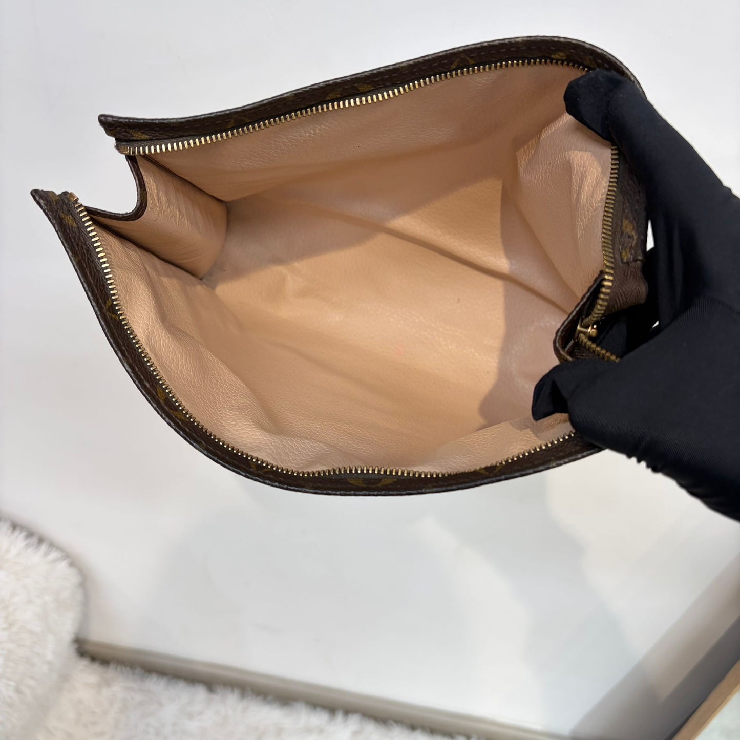 LV Poche Toilette 26