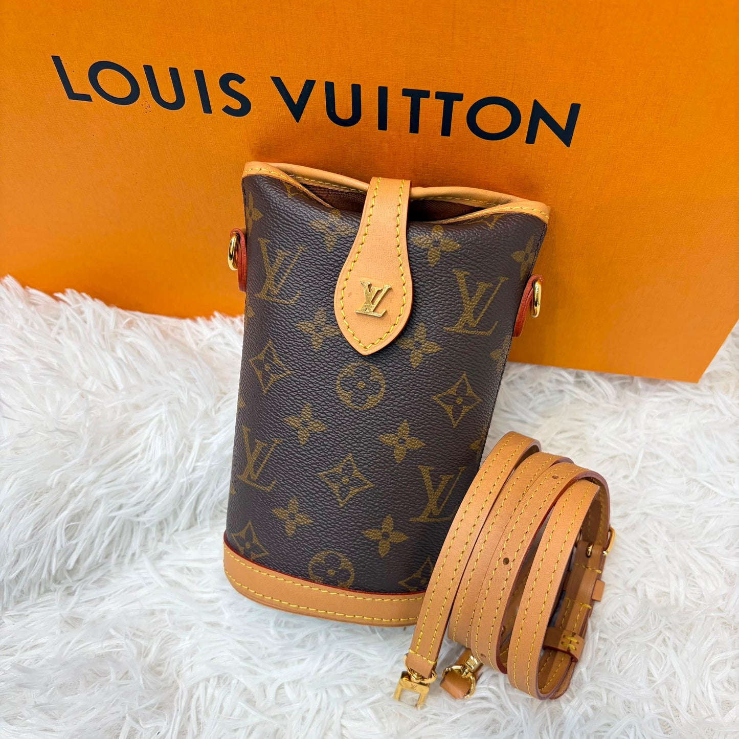 LV Fold Me M80874