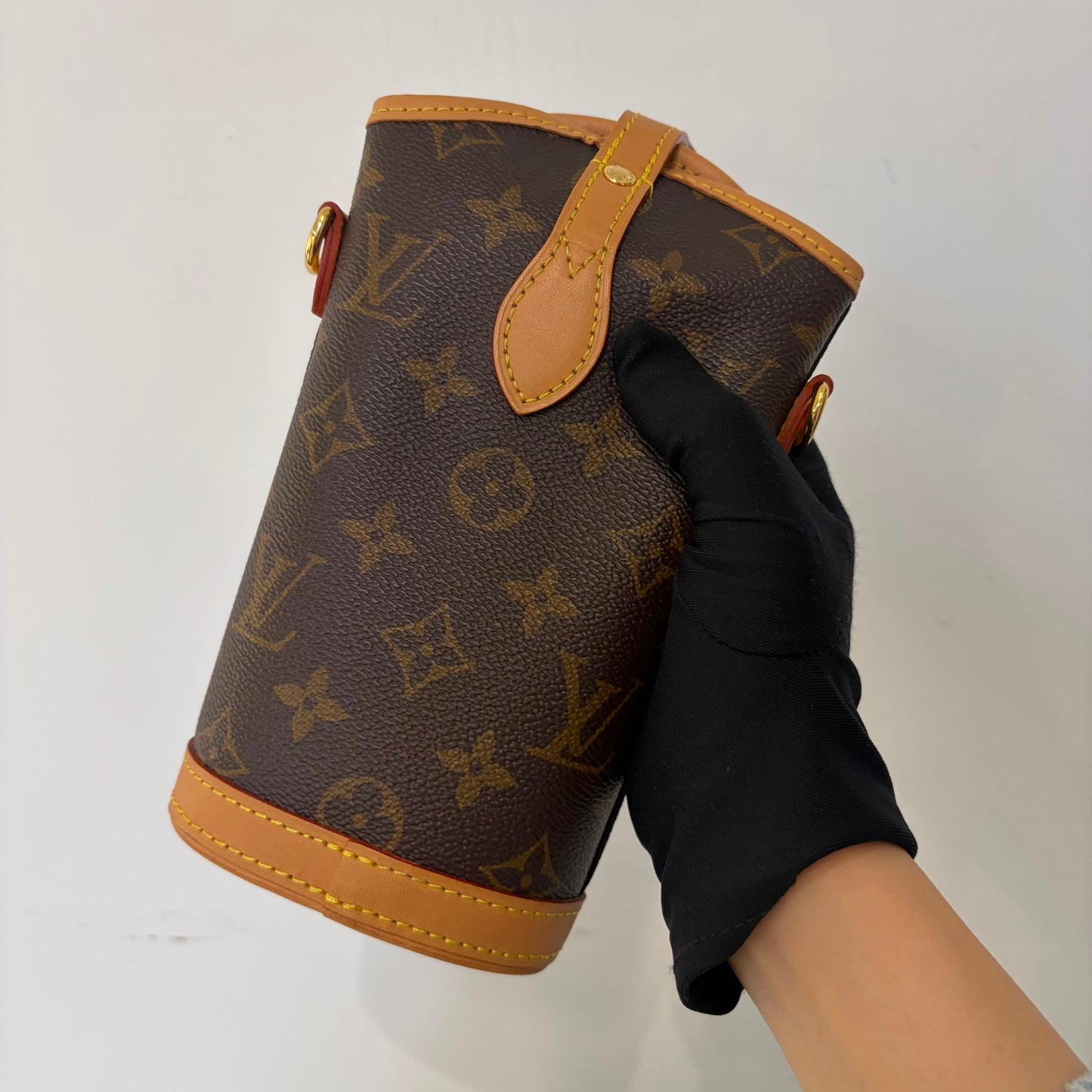 LV Fold Me M80874