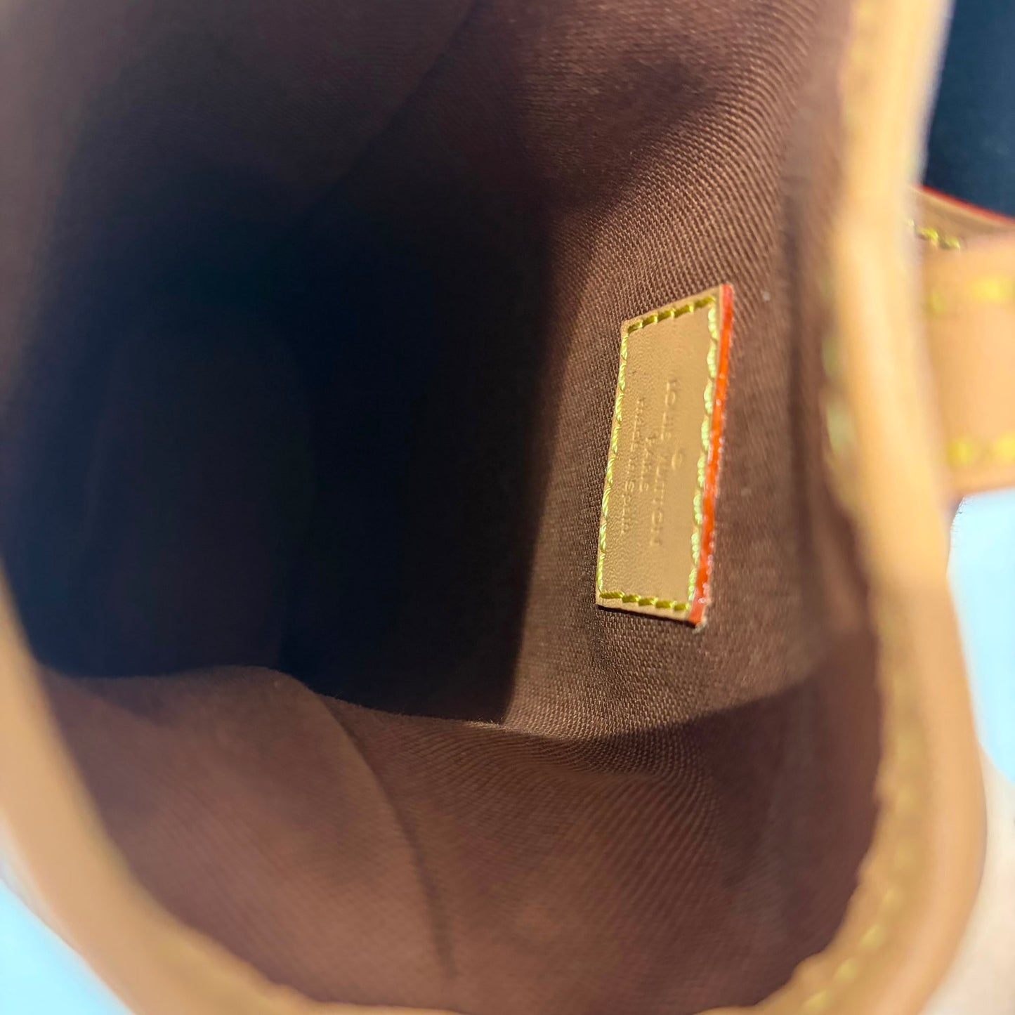 LV Fold Me M80874