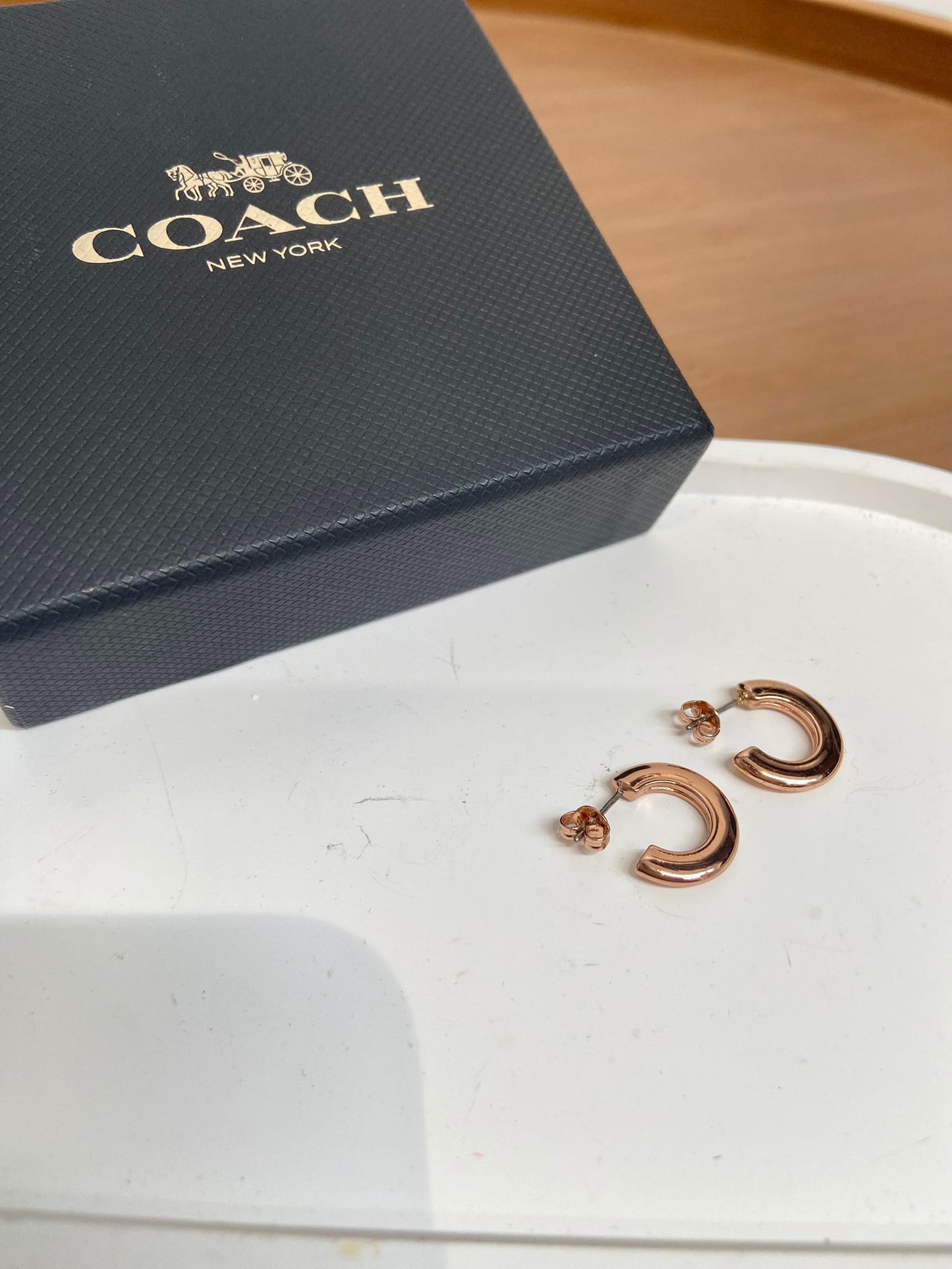 Coach 玫瑰金色 C字圈型耳環