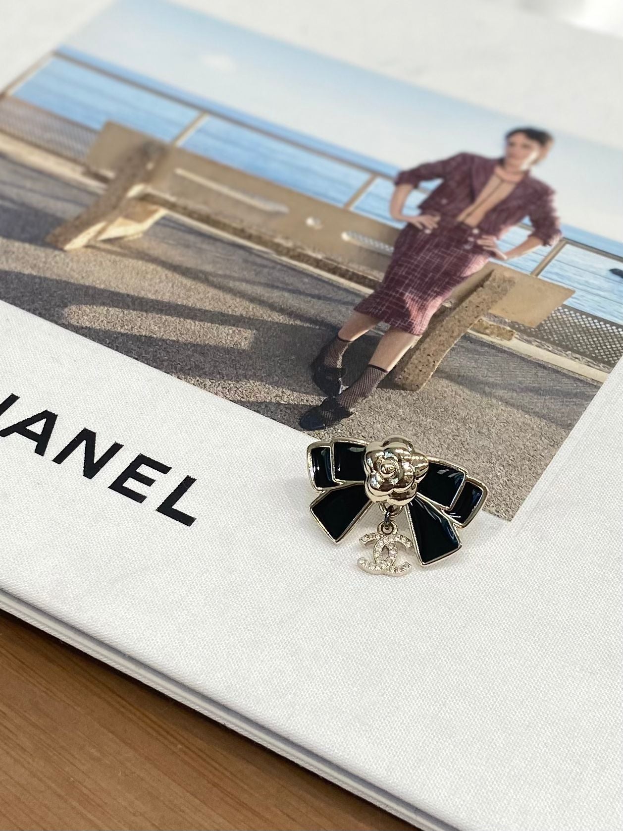 CHANEL 山茶花蝴蝶結 心口針