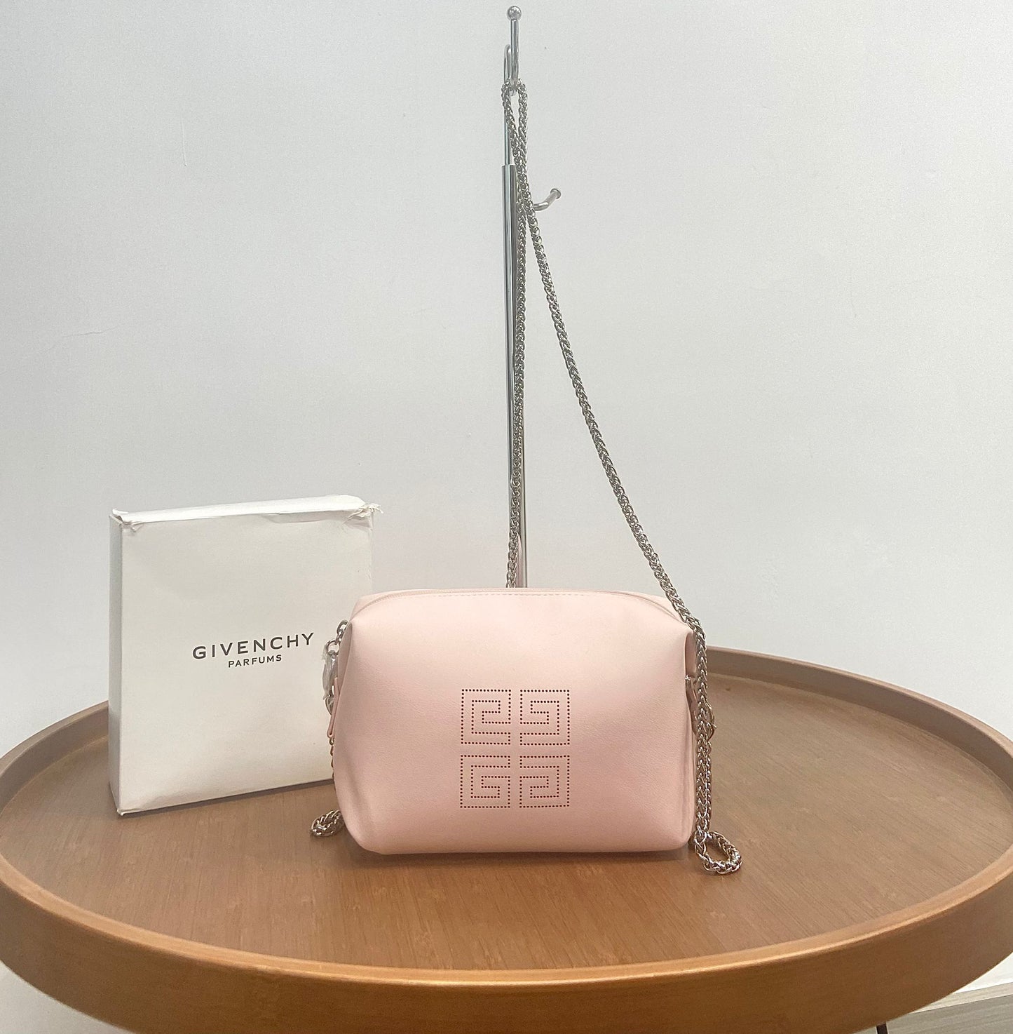 Givenchy beauty 粉色斜孭袋仔