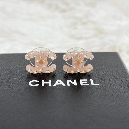 CHANEL Logo粉色閃石耳環