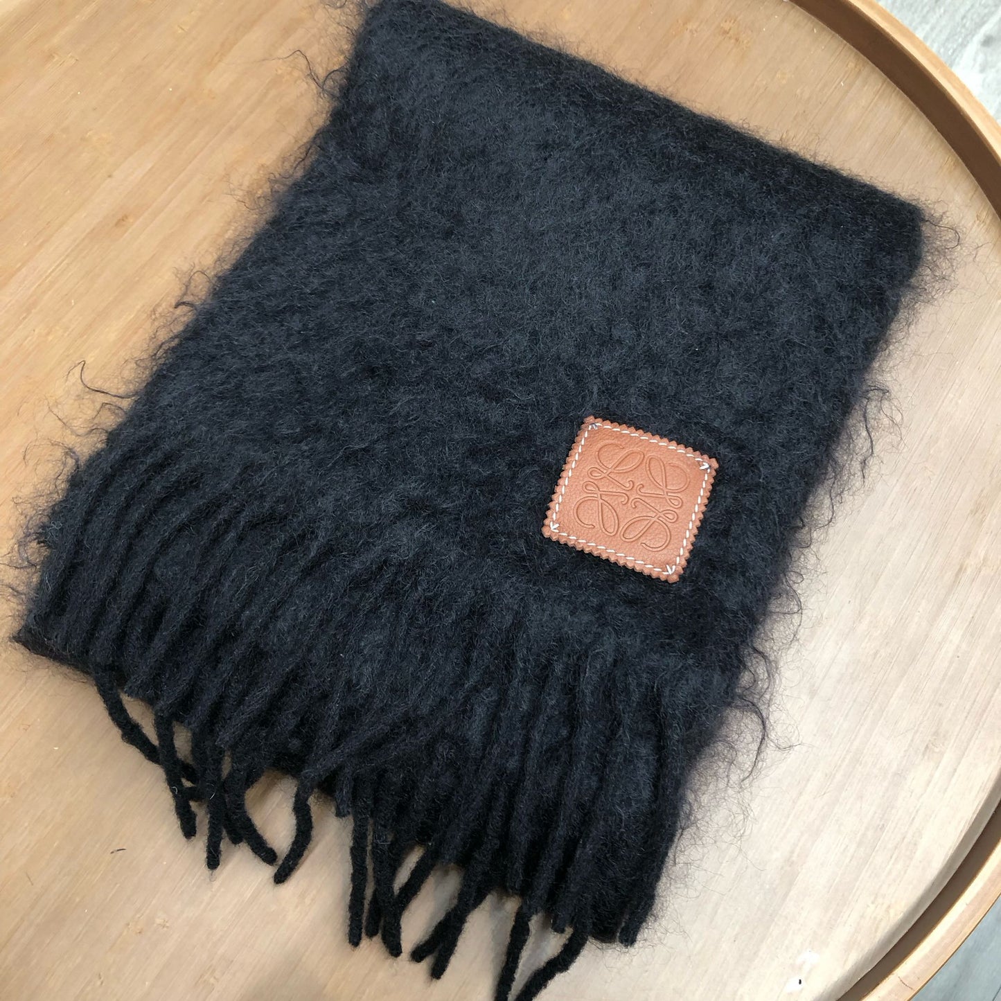 LOEWE 黑色海馬毛頸巾
