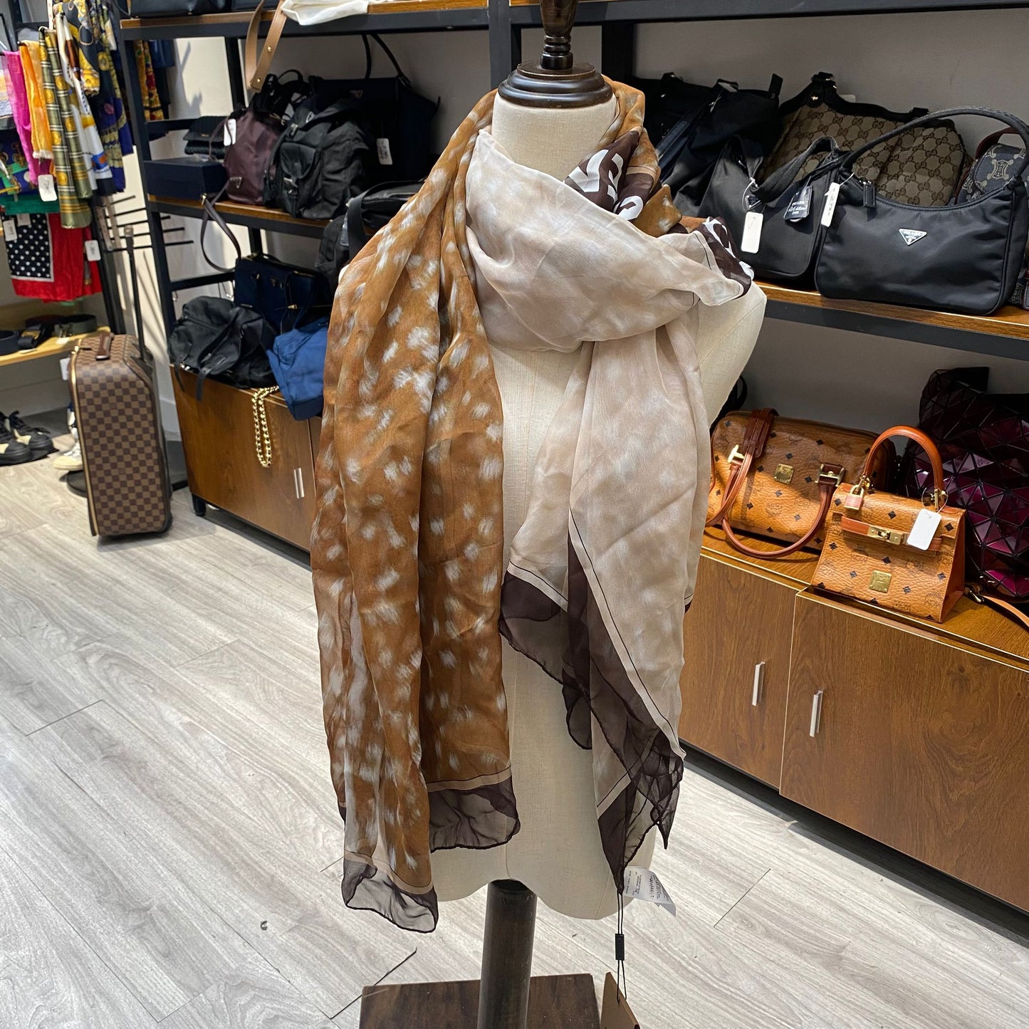 BURBERRY 100% 真絲大絲巾 有盒