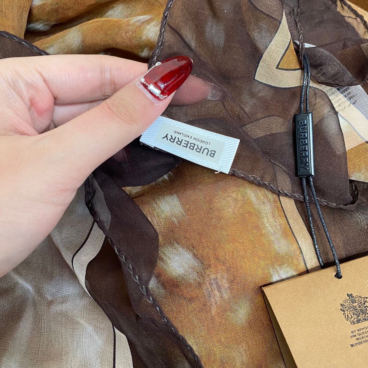 BURBERRY 100% 真絲大絲巾 有盒