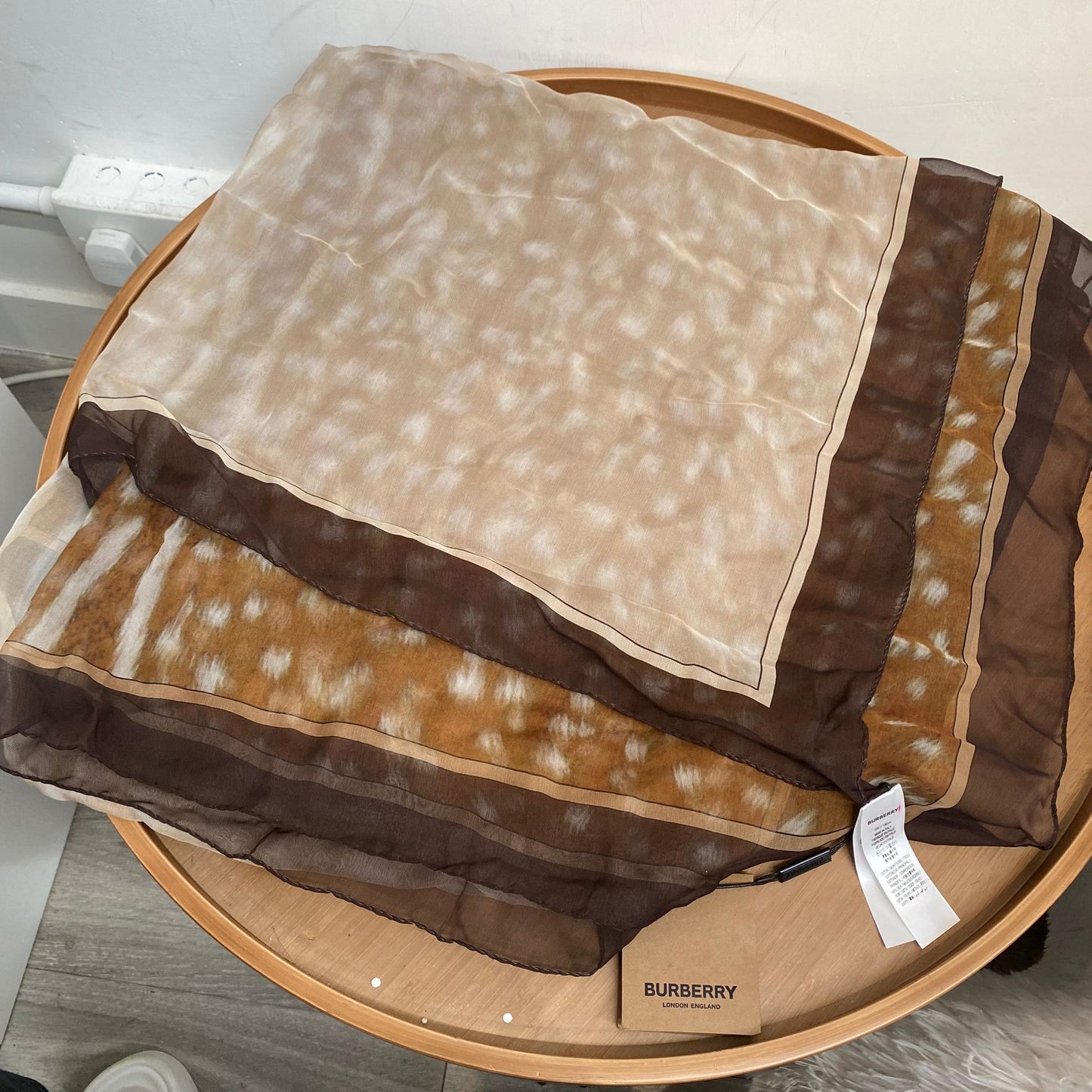 BURBERRY 100% 真絲大絲巾 有盒