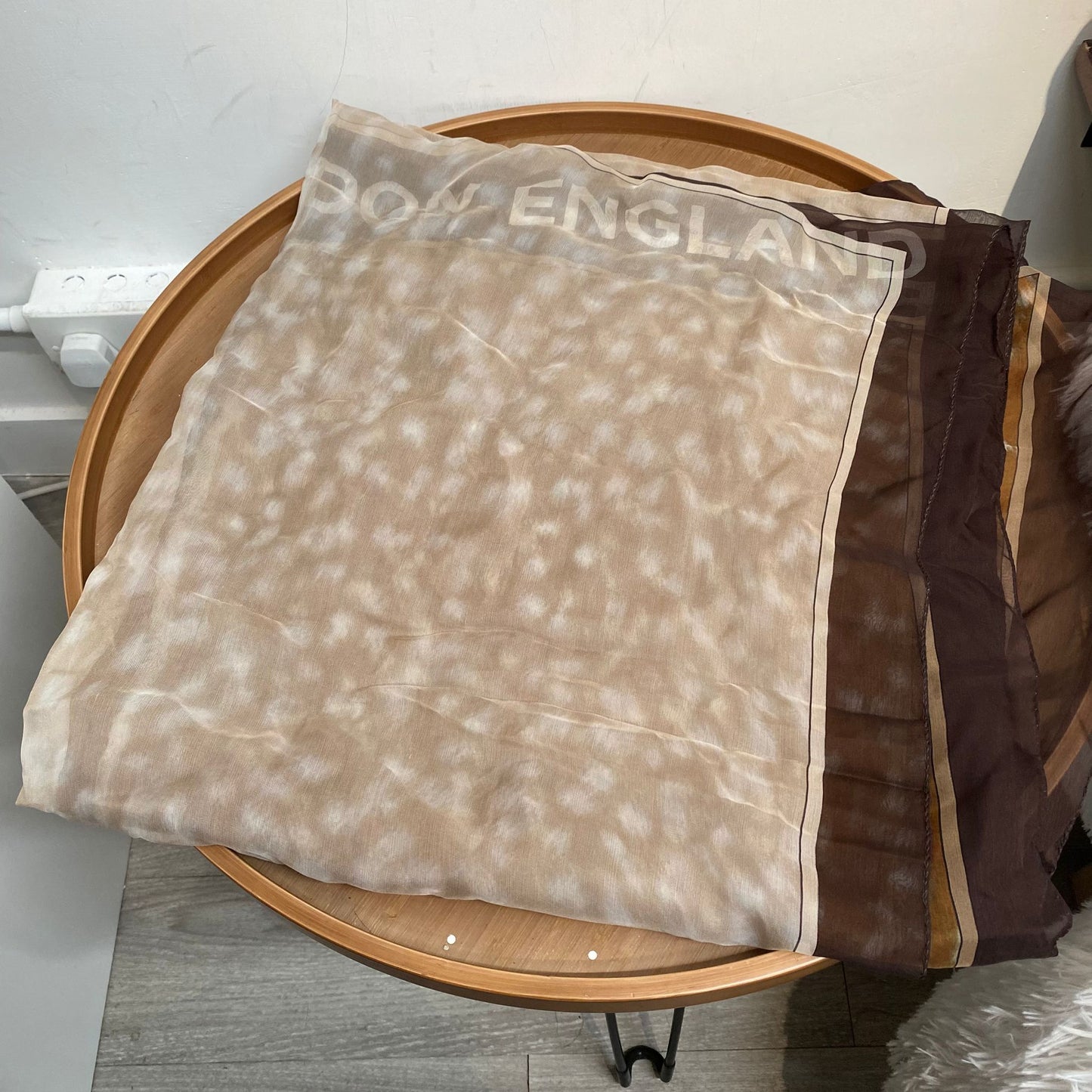 BURBERRY 100% 真絲大絲巾 有盒