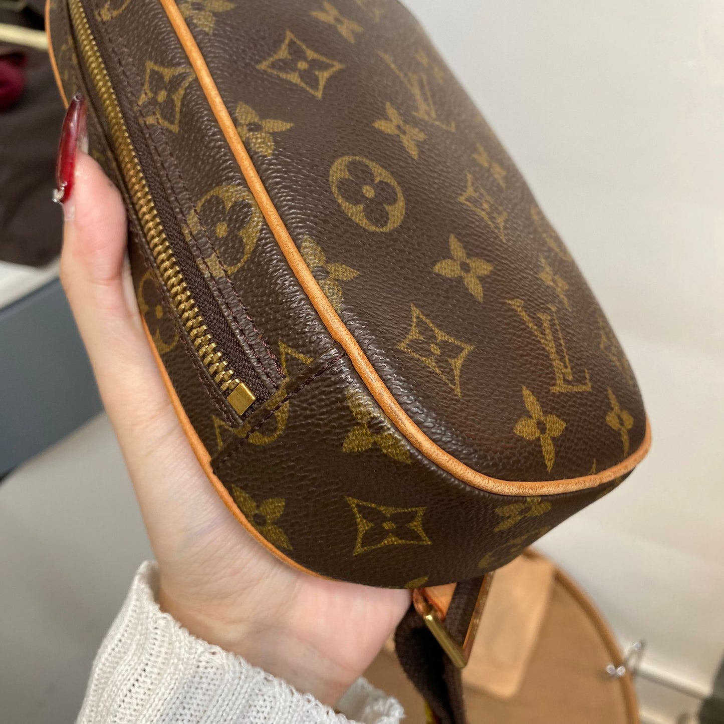 LV老花腰包款 有塵袋