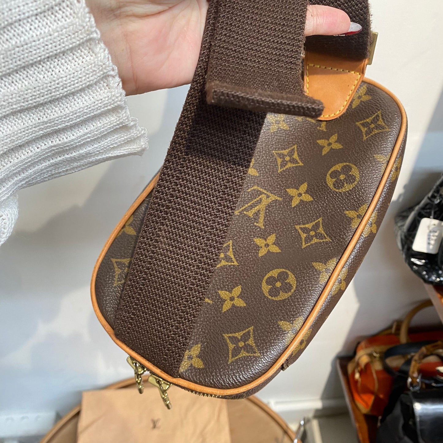 LV老花腰包款 有塵袋