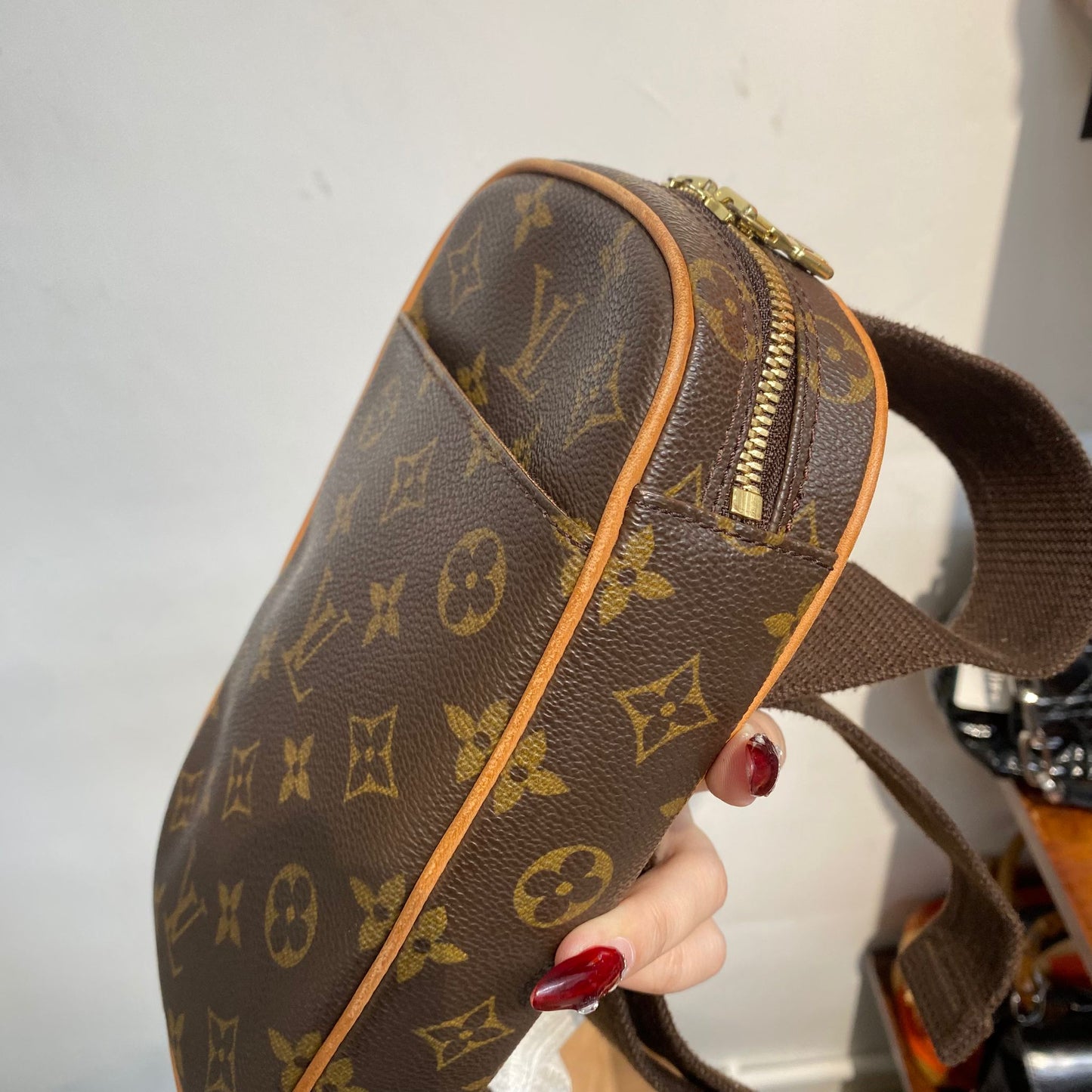 LV老花腰包款 有塵袋