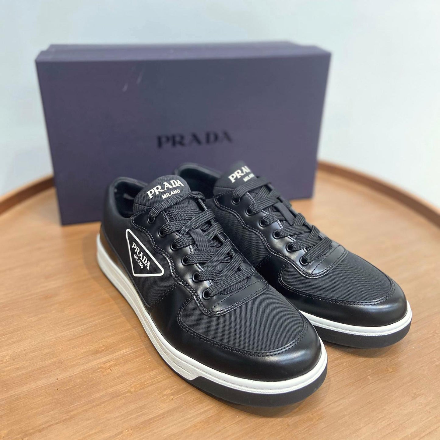 Prada re-nylon 男士黑白運動鞋